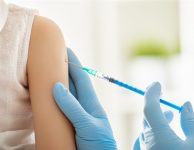 COVID-19-Impfabsicht verbunden mit Vertrauen in die Meinung von Gesundheitsexperten, Medienkompetenz